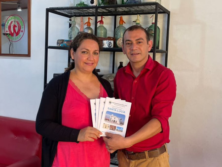 El Secretario de Cultura y Educación Municipal hizo entrega de ejemplares de la Reseña Histórica de Santa Lucía a la integrante de la Comisión Directiva de la Biblioteca Sarmiento de la ciudad Goya